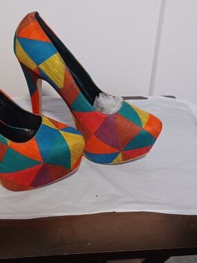 Source Unknown Multicolor Geometric Platform Pumps